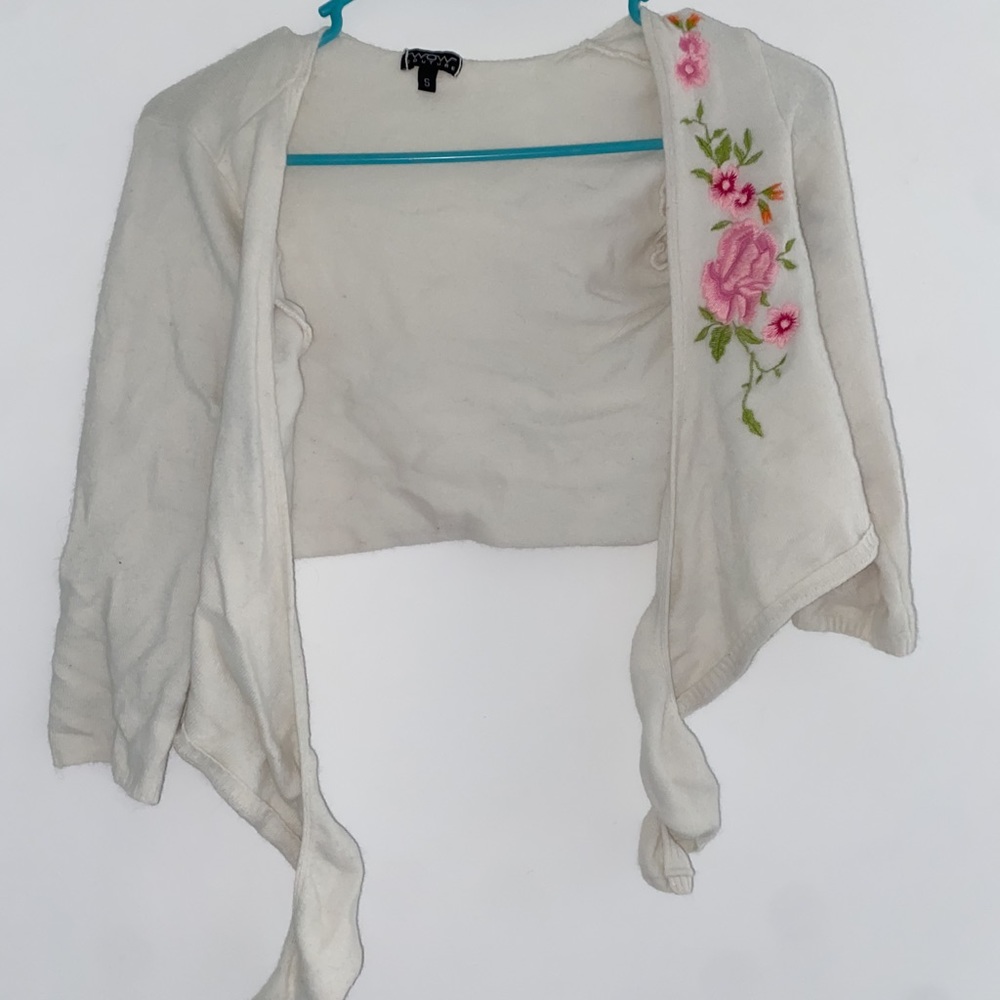 White cropped tie cardigan w/ flower detailing
